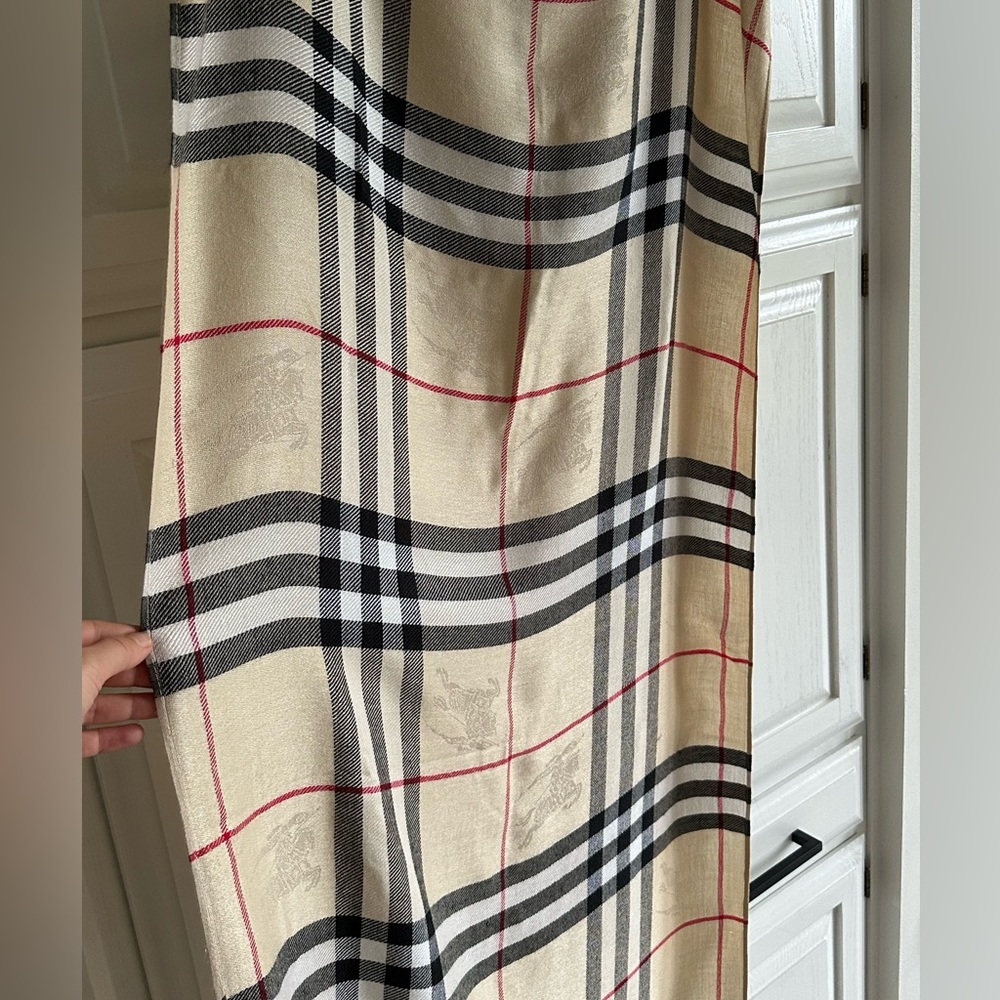 BURBERRY London Large Cashmere & Silk Heritage Check Scarf - Picture 3 of 12
